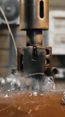 Matkap soğutmalı otomatik endüstriyel sondaj makinesi. Metal yapı fabrikasında kalın çelik borularda delik açmak. Endüstriyel ısıtma kazanı üretimi. Dikey video.