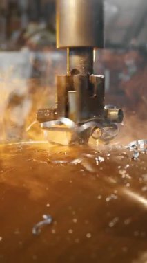 Matkap soğutmalı otomatik endüstriyel sondaj makinesi. Metal yapı fabrikasında kalın çelik borularda delik açmak. Endüstriyel ısıtma kazanı üretimi. Dikey video.