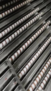 Çikolatalı gofret rulosu üretimi. Çikolatalı waffle ruloları bir şekerleme fabrikasında konveyör boyunca ilerler. Yiyecek endüstrisi. Dikey video.