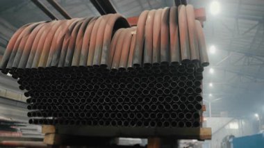 Çelik borular için modern endüstriyel fabrika. Demir yuvarlak boruları olan bir depo..