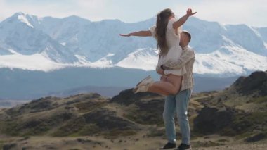 Birbirine aşık genç bir çift kar kaplı dağların ve birbirlerinin güzel manzarasının tadını çıkarıyorlar. Adam kıza sarılıyor ve etrafında dönüyor..