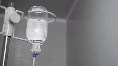 Hastane odasındaki bir damlaya yakın çekim. Hastanedeki bir hastaya serum fizyolojik verildi..