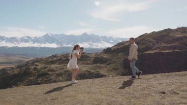 Birbirlerine aşık, dağlarda gezen güzel bir çift birbirlerini retro kamerayla filme çekiyorlar ve hayatlarının tadını çıkarıyorlar..