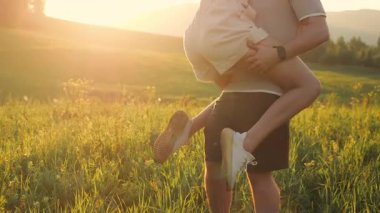 Gün batımında dağlarda bir tarlada dönen birbirine aşık genç bir çiftin yakın çekimi. Genç çiftlerin balayı. Adam kızı kollarında döndürür..