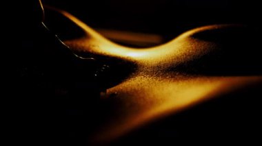 BDSM iğne çarkının yakın çekimi kadın vücudunun yağ kaplı kısımlarını döndürüyor. BDSM ve seks oyunları için suç ortağı.