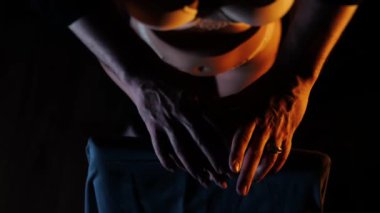 Erkek ellerinin yavaşça kadın ellerine dokunması. Karanlık bir odada ellerin tensel dokunuşları.