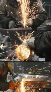 Metal fabrikasında çalışan bir işçi metali işliyor. Öğütücüden kıvılcımlar çıkıyor. Metal inşaat fabrikası. Dikey video.