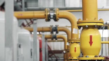 Sarı borular ve doğal gaz istasyonunda bağlantı. Gaz dağıtım istasyonu. Kazan dairesindeki gaz boruları. Benzin ve yakıt dağıtım istasyonu.