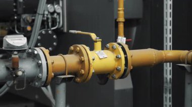 Sarı borular ve doğal gaz istasyonunda bağlantı. Gaz dağıtım istasyonu. Kazan dairesindeki gaz boruları. Benzin ve yakıt dağıtım istasyonu.