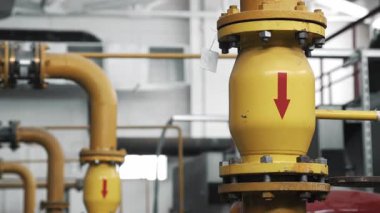 Sarı borular ve doğal gaz istasyonunda bağlantı. Gaz dağıtım istasyonu. Kazan dairesindeki gaz boruları. Benzin ve yakıt dağıtım istasyonu.