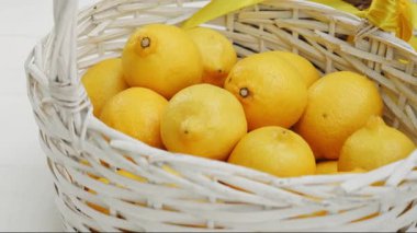 Hasır bir sepette taze limonlar. Mağazadaki bir sepetteki turunçgil meyveleri. Limon dekoru.