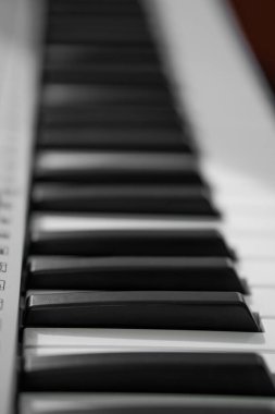 piyano tuşları kapalı ve bulanık arkaplan