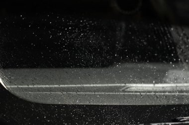 su damlaları ile araba penceresi