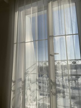 Perdeleri ve camları olan pencere