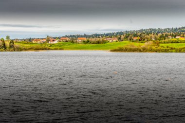 Göllü güzel bir manzara.