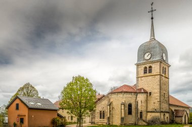 Köydeki eski kilise.