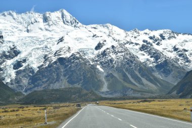 Yoldan Yeni Zelanda Alpleri 'nin görüntüsü