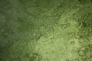 Kabarcıklı yeşil su dokusu. yeşil su yüzeyi, soyut doğa arkaplanı