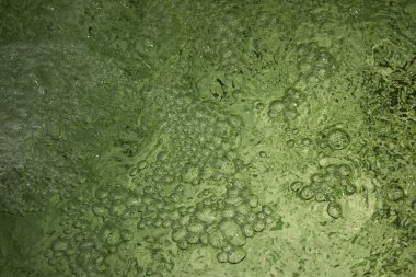 Kabarcıklı yeşil su dokusu. yeşil su yüzeyi, soyut doğa arkaplanı