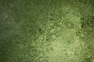 Kabarcıklı yeşil su dokusu. yeşil su yüzeyi, soyut doğa arkaplanı