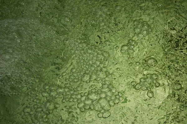 Kabarcıklı yeşil su dokusu. yeşil su yüzeyi, soyut doğa arkaplanı