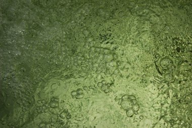 Kabarcıklı yeşil su dokusu. yeşil su yüzeyi, soyut doğa arkaplanı