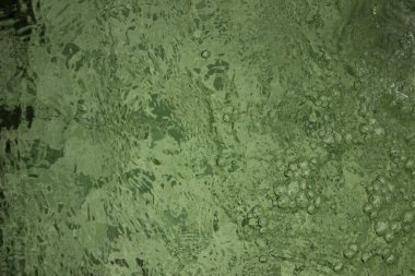 Kabarcıklı yeşil su dokusu. yeşil su yüzeyi, soyut doğa arkaplanı