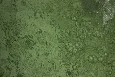 Kabarcıklı yeşil su dokusu. yeşil su yüzeyi, soyut doğa arkaplanı