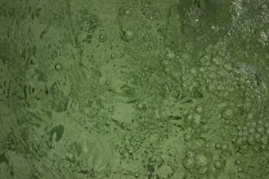 Kabarcıklı yeşil su dokusu. yeşil su yüzeyi, soyut doğa arkaplanı
