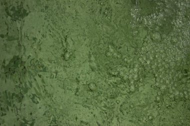 Kabarcıklı yeşil su dokusu. yeşil su yüzeyi, soyut doğa arkaplanı