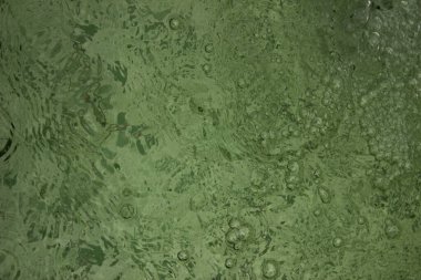 Kabarcıklı yeşil su dokusu. yeşil su yüzeyi, soyut doğa arkaplanı