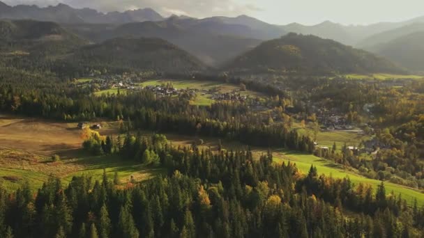 따뜻한 오후에 타트라 산맥의 드론보기 아름다운 파노라마 — 비디오
