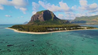 Güneşli bir günde Le Morne Brabant Mauritius 'un havası. Uçurtma sörfçüleri ve resif.