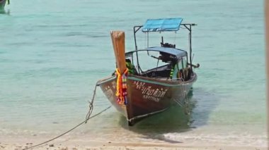 Uzun kuyruklu Tayland teknesi güneşli bir günde sahilde.