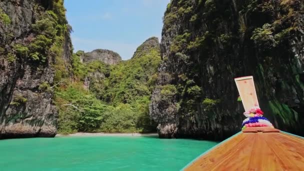 小船上看到的悬崖之间的小海滩 绿松石清水 — 图库视频影像