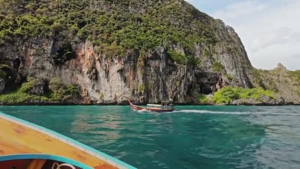 长船在泻湖碧绿的水面上飞驰而过 背景中的悬崖 — 图库视频影像