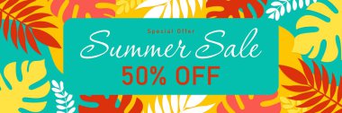 Parlak renkli düz vektör illüstrasyonlu yaz indirimi afişi.