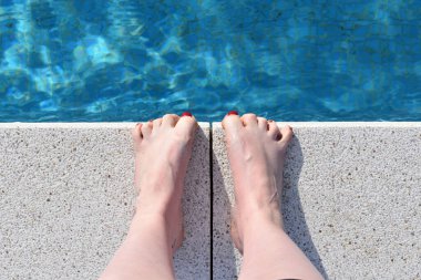 Ayaklar havuzda
