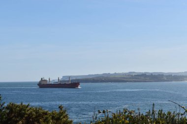 Büyük gemi kıyıya yaklaşıyor.