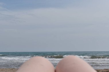 Kumda yatan denizin manzarası.