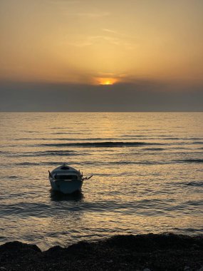 Denizde gün batımı.