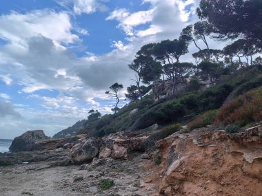 daha küçük tepeli sahil