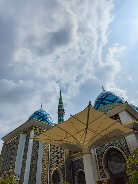 Güzel bir cami manzarası.