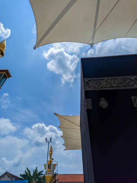 Oyun parkındaki yapay bir kulenin kabesi.