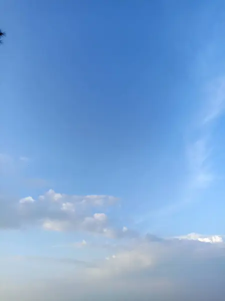 Açık mavi gökyüzündeki bulutların fotoğrafı.