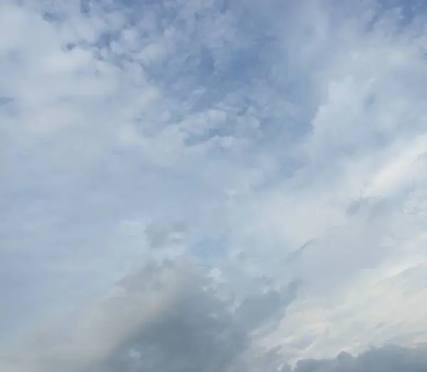 Açık mavi gökyüzündeki bulutların fotoğrafı.
