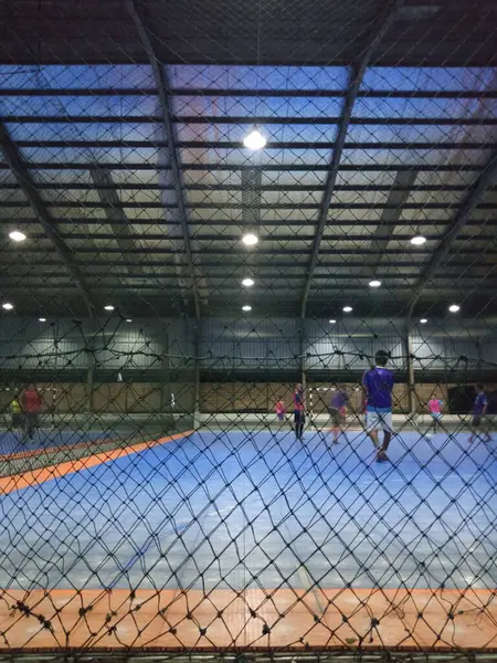 Gece vakti futsal alanın fotoğrafı.