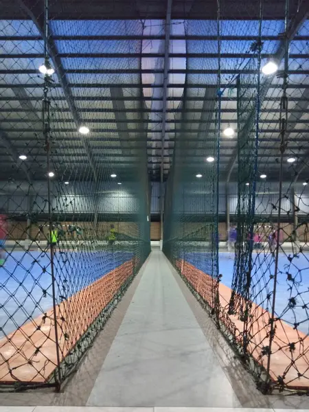 Gece vakti futsal alanın fotoğrafı.