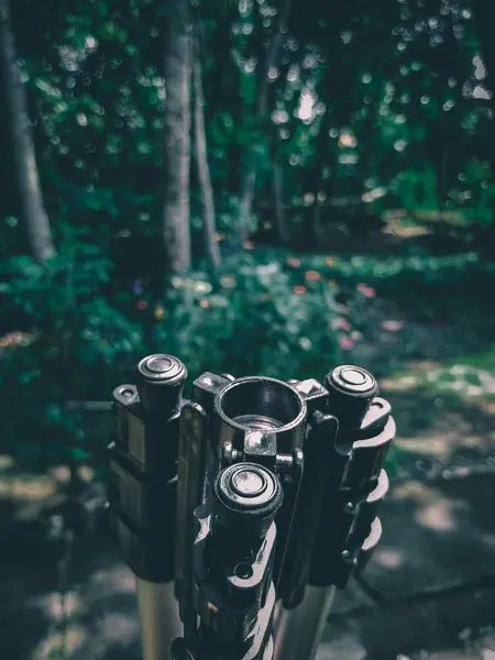 Siyah bir cep telefonu üçayak fotoğrafı.