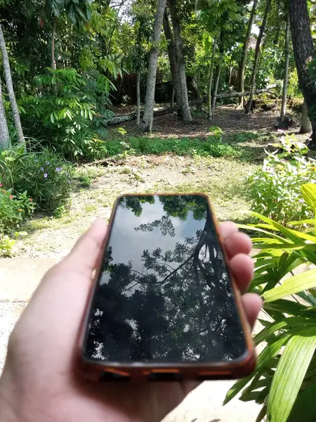Cep telefonu ekranından yansıyan ışığın fotoğrafı